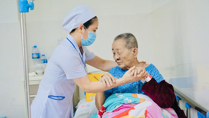 Mổ nội soi cắt tử cung cho cụ bà 89 tuổi, hồi phục chỉ 12h sau mổ - Ảnh 1. Mổ nội soi cắt tử cung cho cụ bà 89 tuổi, hồi phục chỉ 12h sau mổ - Ảnh 1.