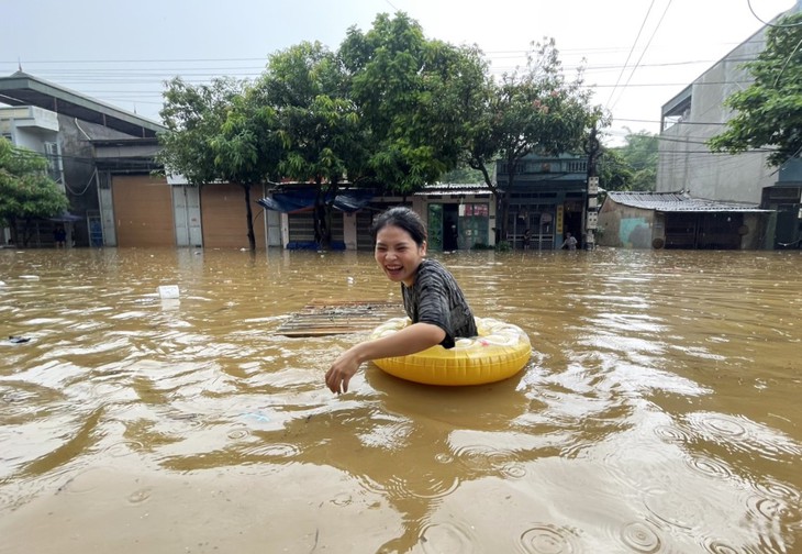 Mưa lớn, ngập sâu, người dân có thể bơi "từ nhà ra ngõ" - Ảnh 6. Mưa lớn, ngập sâu, người dân có thể bơi "từ nhà ra ngõ" - Ảnh 6.