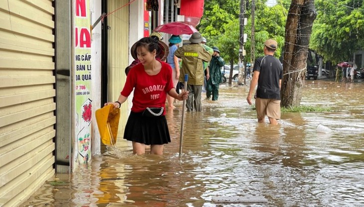 Mưa lớn, ngập sâu, người dân có thể bơi "từ nhà ra ngõ" - Ảnh 5. Mưa lớn, ngập sâu, người dân có thể bơi "từ nhà ra ngõ" - Ảnh 5.
