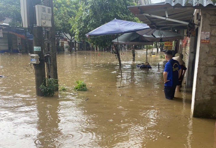 Mưa lớn, ngập sâu, người dân có thể bơi "từ nhà ra ngõ" - Ảnh 3. Mưa lớn, ngập sâu, người dân có thể bơi "từ nhà ra ngõ" - Ảnh 3.