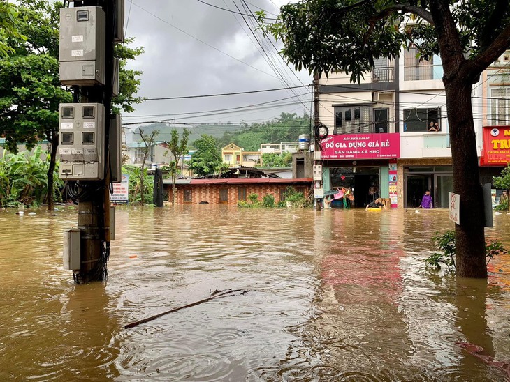 Mưa lớn, ngập sâu, người dân có thể bơi "từ nhà ra ngõ" - Ảnh 1. Mưa lớn, ngập sâu, người dân có thể bơi "từ nhà ra ngõ" - Ảnh 1.