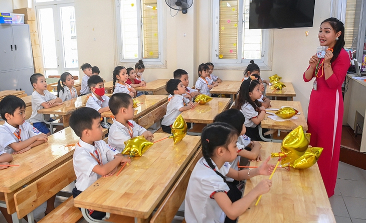 Khi nào Bộ GD&ĐT sẽ "gỡ khó" về việc tăng lương cho giáo viên? - Ảnh 2. Khi nào Bộ GD&ĐT sẽ "gỡ khó" về việc tăng lương cho giáo viên? - Ảnh 2.