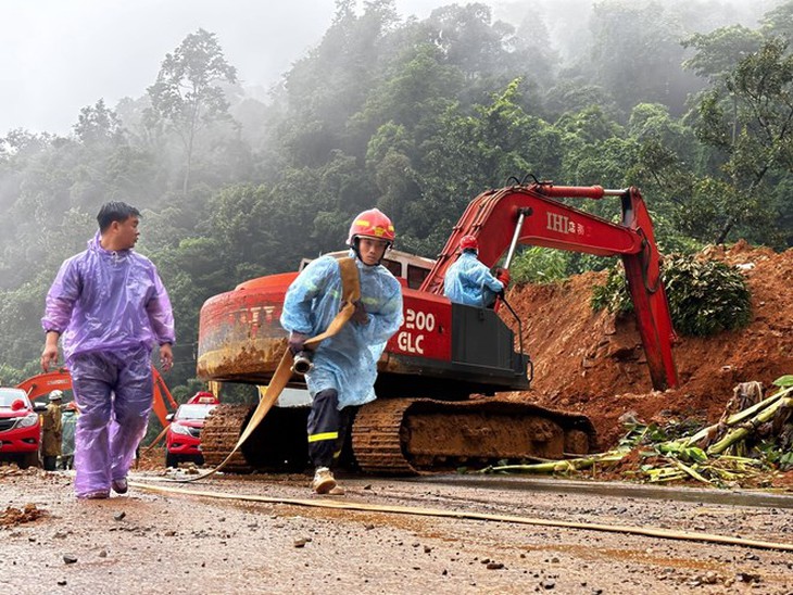 Đèo Bảo Lộc vẫn bị phong tỏa hai đầu, chưa thể lưu thông - Ảnh 4.