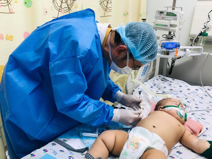 Trẻ nhũ nhi dư cân thoát chết sau 2 tuần bị sốc sốt xuất huyết - Ảnh 1.