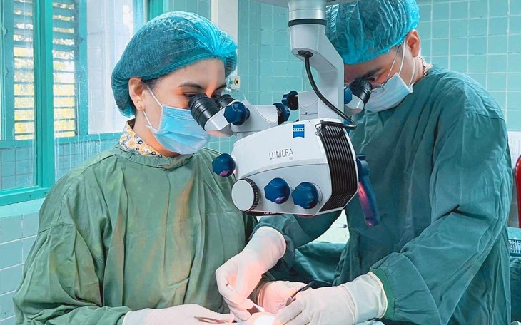 Vô tình cầm mảnh thủy tinh vỡ cọ vào mắt, bé 4 tuổi bị vỡ nhãn cầu