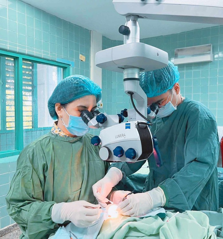 Tự cầm mảnh thủy tinh vỡ cọ vào mắt, bé 4 tuổi bị vỡ nhãn cầu - Ảnh 3.