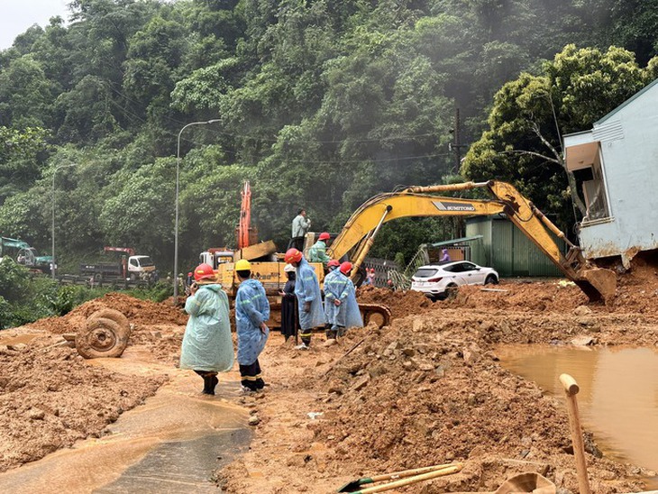 Bộ GTVT yêu cầu khẩn trương ứng phó mưa lũ, sạt lở đất tại Tây Nguyên, Trung Bộ - Ảnh 2. Bộ GTVT yêu cầu khẩn trương ứng phó mưa lũ, sạt lở đất tại Tây Nguyên, Trung Bộ - Ảnh 2.