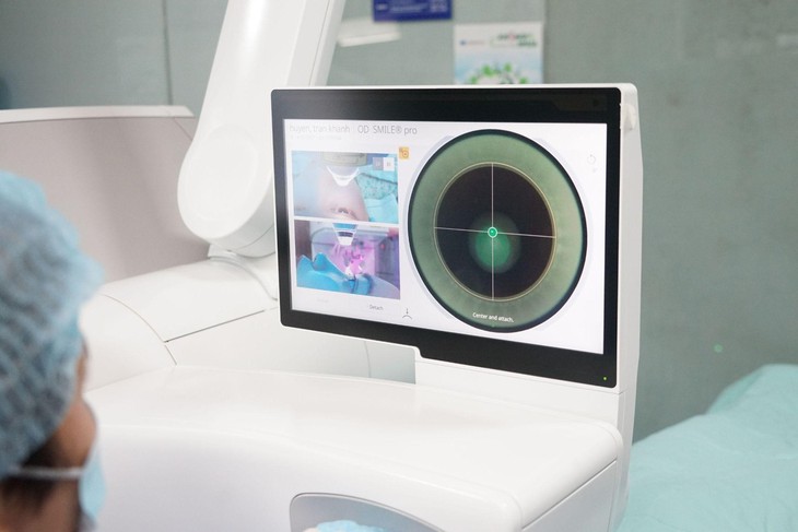 Chỉ 8 giây để mắt sáng 10/10 với phương pháp phẫu thuật SMILE pro tại Bệnh viện Mắt Quốc tế DND - Ảnh 1. Chỉ 8 giây để mắt sáng 10/10 với phương pháp phẫu thuật SMILE pro tại Bệnh viện Mắt Quốc tế DND - Ảnh 1.