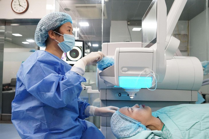 Chỉ 8 giây để mắt sáng 10/10 với phương pháp phẫu thuật SMILE pro tại Bệnh viện Mắt Quốc tế DND - Ảnh 2. Chỉ 8 giây để mắt sáng 10/10 với phương pháp phẫu thuật SMILE pro tại Bệnh viện Mắt Quốc tế DND - Ảnh 2.