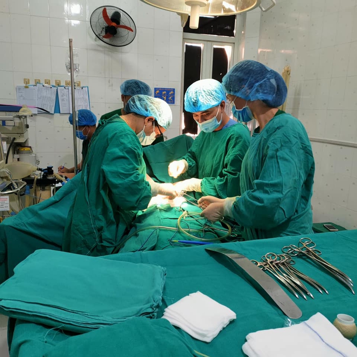 Hy hữu: Cứu sống nữ bệnh nhân 38 tuổi bị lồng ruột do u ruột non - Ảnh 2. Hy hữu: Cứu sống nữ bệnh nhân 38 tuổi bị lồng ruột do u ruột non - Ảnh 2.