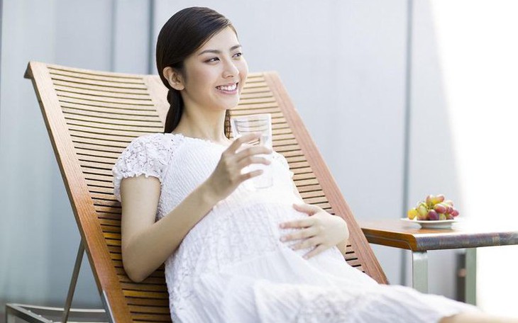 Mẹ bầu nên uống bao nhiêu nước là đủ?