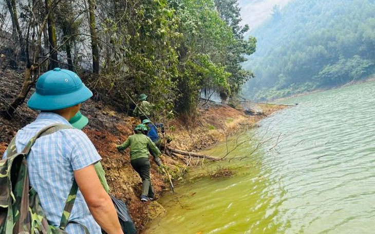 Hàng trăm người nỗ lực khống chế cháy rừng