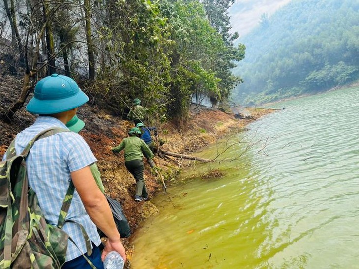 Hàng trăm người nỗ lực khống chế cháy rừng - Ảnh 3. Hàng trăm người nỗ lực khống chế cháy rừng - Ảnh 3.
