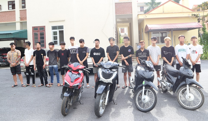 Nhóm thanh thiếu niên phóng xe lạng lách, đập vỏ chai vào đầu người đi đường - Ảnh 1.