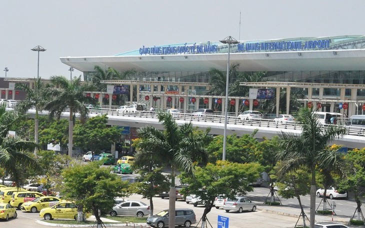 Nhặt được điện thoại của du khách, nhân viên vệ sinh sân bay mang đi giấu