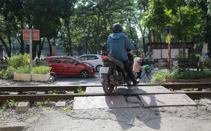 Hiểm họa chết người từ những lối đi tự mở cắt ngang đường sắt