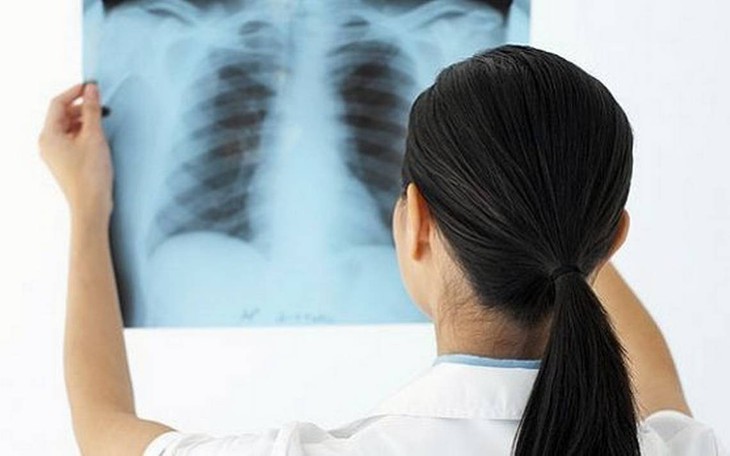 Khi bạn chỉ cần có một trong những dấu hiệu sau đây: Ho khạc kéo dài trên 2 tuần; Sốt nhẹ về chiều, ra mồ hôi ban đêm; Mệt mỏi, chán ăn, gầy sút cân; Có thể ho ra máu thì bạn nên đi khám để xác định xem có bị bệnh lao không. Khi bạn chỉ cần có một trong những dấu hiệu sau đây: Ho khạc kéo dài trên 2 tuần; Sốt nhẹ về chiều, ra mồ hôi ban đêm; Mệt mỏi, chán ăn, gầy sút cân; Có thể ho ra máu thì bạn nên đi khám để xác định xem có bị bệnh lao không.