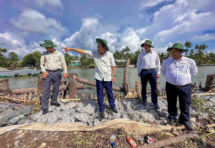 Cận cảnh sạt lở bờ sông đe dọa khắp Đồng bằng sông Cửu Long - Ảnh 3.