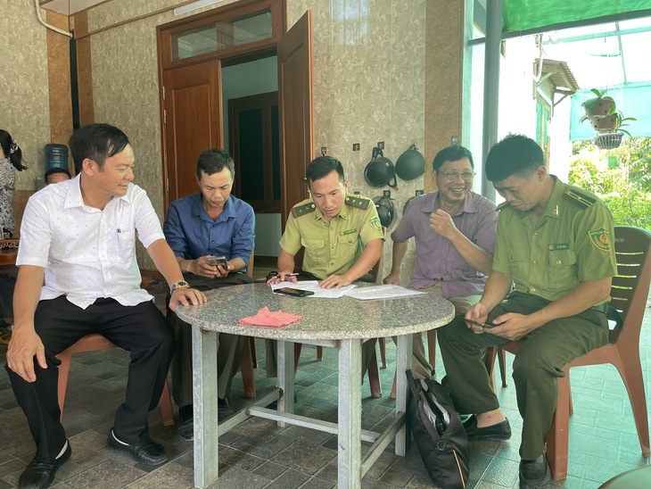Cá thể kỳ đà hoa quý hiếm 'đi lạc' vào nhà dân ở Hà Tĩnh - Ảnh 2.