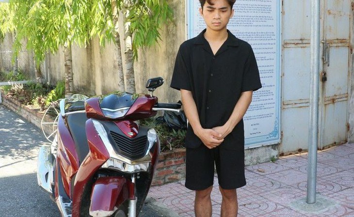 Thanh niên không đội mũ bảo hiểm, lao xe máy vào CSGT - Ảnh 1. Thanh niên không đội mũ bảo hiểm, lao xe máy vào CSGT - Ảnh 1.