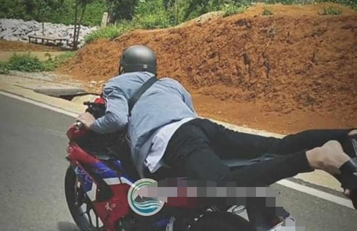 Vừa nằm vừa điều khiển xe máy, thanh niên bị xử phạt 8,5 triệu đồng - Ảnh 1. Vừa nằm vừa điều khiển xe máy, thanh niên bị xử phạt 8,5 triệu đồng - Ảnh 1.