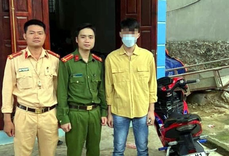 Vừa nằm vừa điều khiển xe máy, thanh niên bị xử phạt 8,5 triệu đồng - Ảnh 2. Vừa nằm vừa điều khiển xe máy, thanh niên bị xử phạt 8,5 triệu đồng - Ảnh 2.