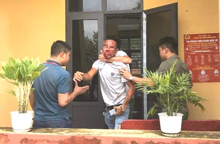 Nghi vấn gây thương tích cho người dân, Thượng úy công an bị đình chỉ công tác - Ảnh 1. Nghi vấn gây thương tích cho người dân, Thượng úy công an bị đình chỉ công tác - Ảnh 1.