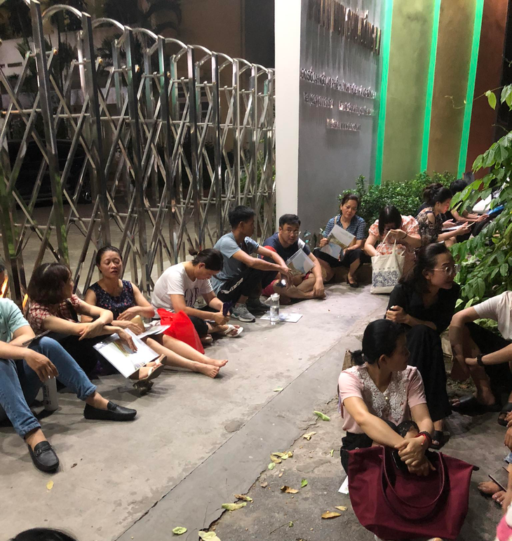 Phụ huynh Hà Nội vạ vật xếp hàng từ đêm mong con có 'tấm vé' vào lớp 10 - Ảnh 7.