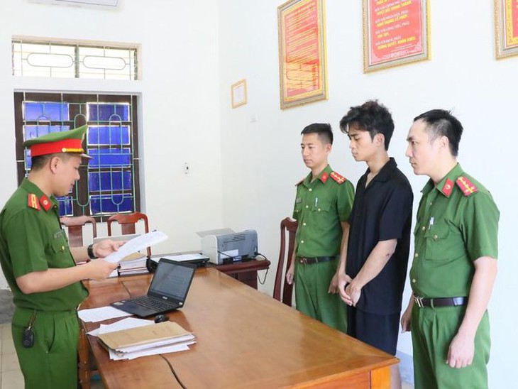 Thanh niên không đội mũ bảo hiểm, lao xe máy vào CSGT - Ảnh 2. Thanh niên không đội mũ bảo hiểm, lao xe máy vào CSGT - Ảnh 2.