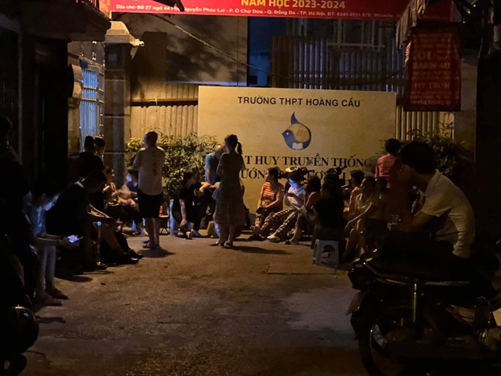 Phụ huynh Hà Nội vạ vật xếp hàng từ đêm mong con có "tấm vé" may mắn vào lớp 10 - Ảnh 5.