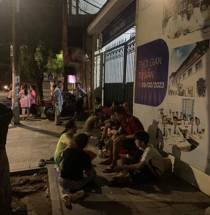 Phụ huynh Hà Nội vạ vật xếp hàng từ đêm mong con có "tấm vé" may mắn vào lớp 10 - Ảnh 3.