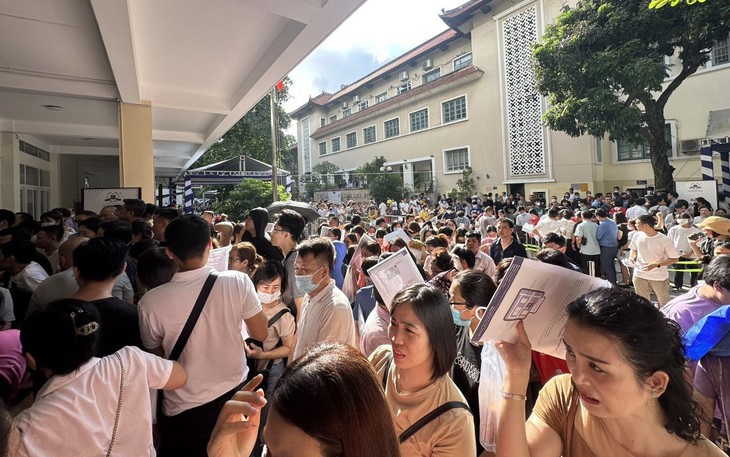 Phụ huynh Hà Nội vạ vật xếp hàng từ đêm mong con có "tấm vé" vào lớp 10