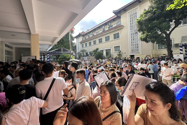 Phụ huynh Hà Nội vạ vật xếp hàng từ đêm mong con có "tấm vé" may mắn vào lớp 10 - Ảnh 4.