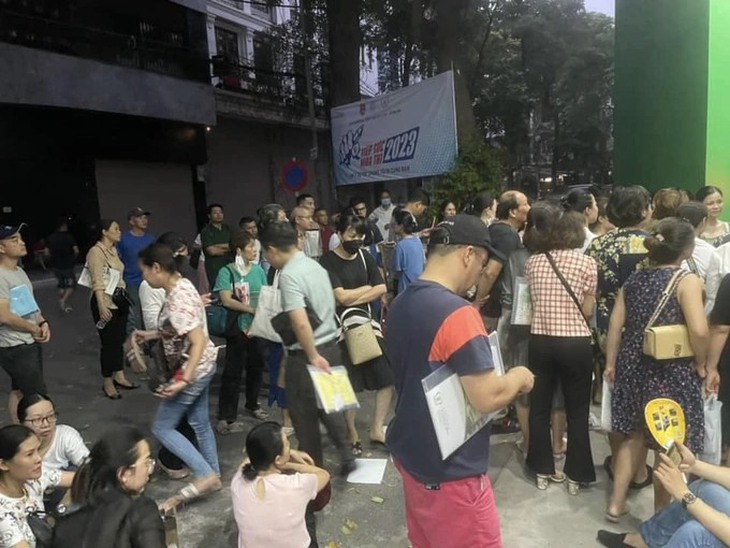 Phụ huynh Hà Nội vạ vật xếp hàng từ đêm mong con có "tấm vé" may mắn vào lớp 10 - Ảnh 6.