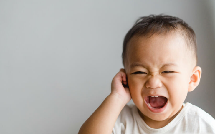 Thổi bồ hóng, bôi thuốc bột trị viêm tai giữa... gây biến chứng nặng