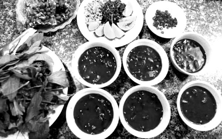 Sau bữa tiết canh bò, 7 người trong một gia đình nhập viện