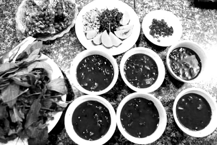Sau bữa tiết canh, 7 người trong một nhà nhập viện - Ảnh 1. Sau bữa tiết canh, 7 người trong một nhà nhập viện - Ảnh 1.