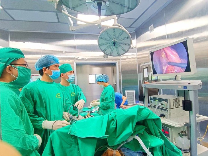 Thực hiện thành công 3 ca phẫu thuật khó, nội soi lấy sỏi đường mật trong và ngoài gan - Ảnh 1. Thực hiện thành công 3 ca phẫu thuật khó, nội soi lấy sỏi đường mật trong và ngoài gan - Ảnh 1.