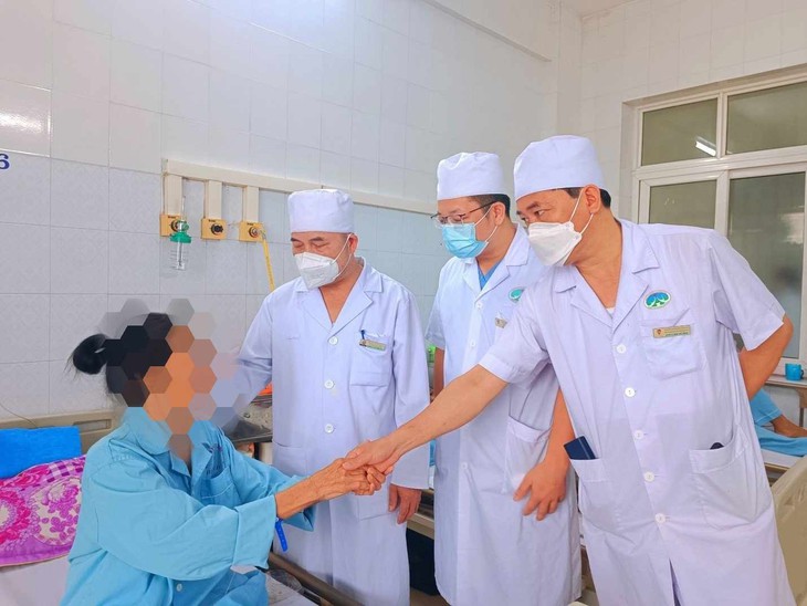 Thực hiện thành công 3 ca phẫu thuật khó, nội soi lấy sỏi đường mật trong và ngoài gan - Ảnh 2. Thực hiện thành công 3 ca phẫu thuật khó, nội soi lấy sỏi đường mật trong và ngoài gan - Ảnh 2.