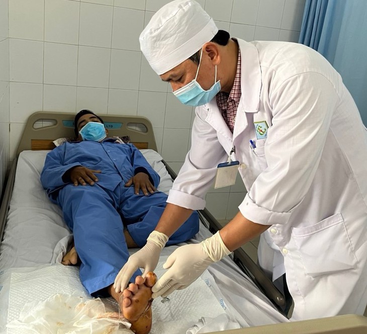 Đứt rời 1/3 bàn chân sau va chạm giao thông - Ảnh 1.
