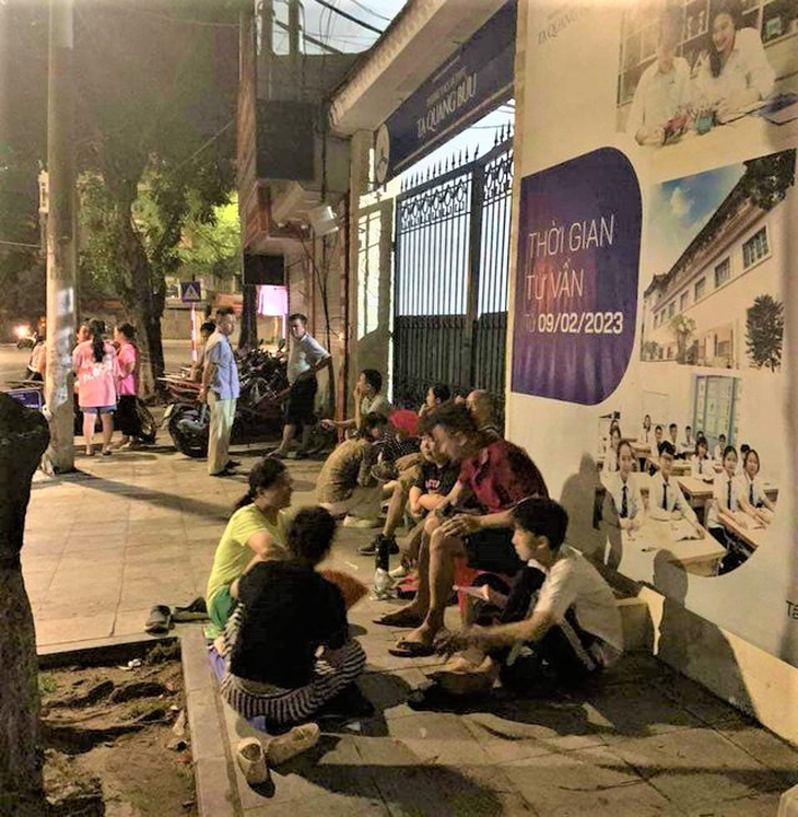 Làm sao để phụ huynh không phải chịu khổ xếp hàng xuyên đêm nộp hồ sơ cho con? - Ảnh 3. Làm sao để phụ huynh không phải chịu khổ xếp hàng xuyên đêm nộp hồ sơ cho con? - Ảnh 3.