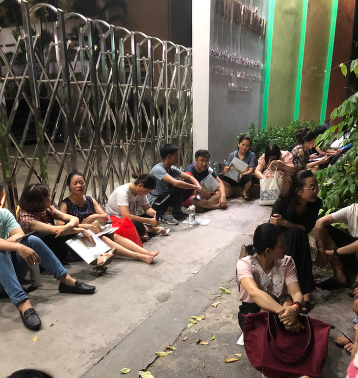 Làm sao để phụ huynh không phải chịu khổ xếp hàng xuyên đêm nộp hồ sơ cho con? - Ảnh 2. Làm sao để phụ huynh không phải chịu khổ xếp hàng xuyên đêm nộp hồ sơ cho con? - Ảnh 2.