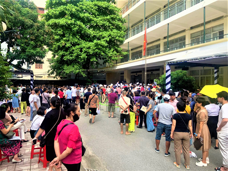 Làm sao để phụ huynh không phải chịu khổ xếp hàng xuyên đêm nộp hồ sơ cho con? - Ảnh 4. Làm sao để phụ huynh không phải chịu khổ xếp hàng xuyên đêm nộp hồ sơ cho con? - Ảnh 4.
