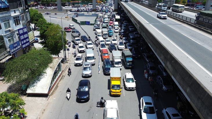 Rào kín đường, chính thức cấm đi thẳng, rẽ trái tại nút giao Nguyễn Trãi - Ảnh 2.
