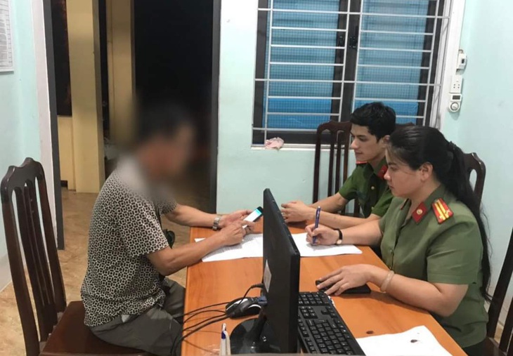 Phạt 7,5 triệu đồng người đàn ông đăng tin sai sự thật 'huyện ép dân đóng tiền kỉ niệm' - Ảnh 1. Phạt 7,5 triệu đồng người đàn ông đăng tin sai sự thật 'huyện ép dân đóng tiền kỉ niệm' - Ảnh 1.
