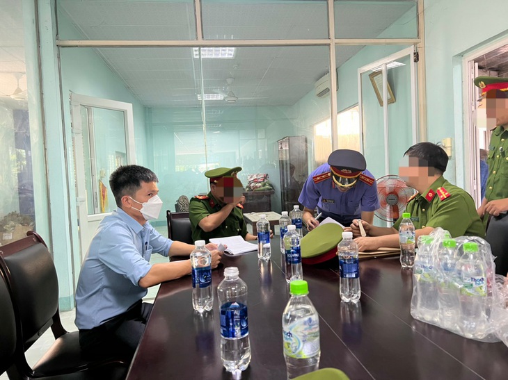 Bắt 2 Phó giám đốc Trung tâm đăng kiểm tại Quảng Bình - Ảnh 2.