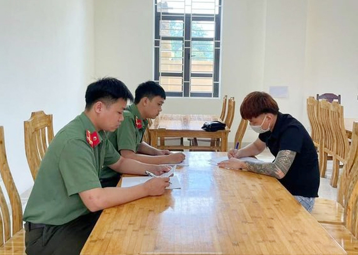 Chủ tiệm cắt tóc mặc trang phục công an đăng lên Facebook để câu like - Ảnh 1. Chủ tiệm cắt tóc mặc trang phục công an đăng lên Facebook để câu like - Ảnh 1.