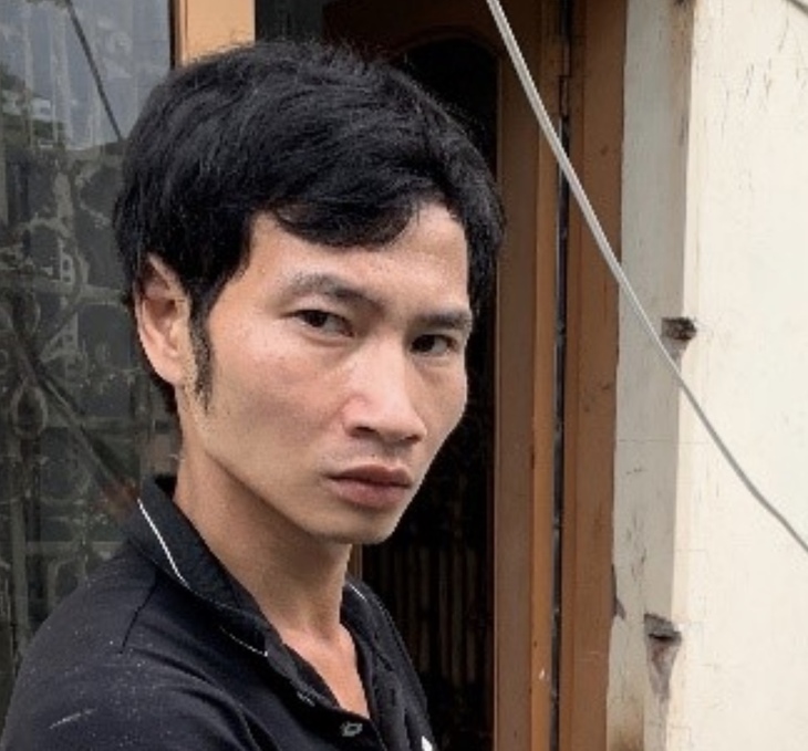 Nam thanh niên đột nhập cửa hàng điện thoại, trộm nhiều tài sản - Ảnh 1.