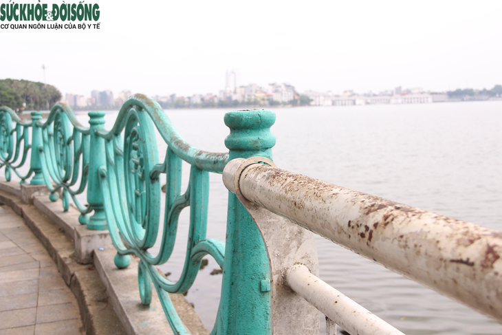 Sẽ lắp đặt lại những quả cầu gang nghi bị trộm tại Hồ Tây - Ảnh 2.
