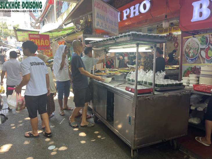 Vụ suất cơm bình dân giá 160.000 đồng ở Hà Nội: Quán không cung cấp được Giấy chứng nhận cơ sở đủ điều kiện ATTP bị xử lý thế nào? - Ảnh 2.